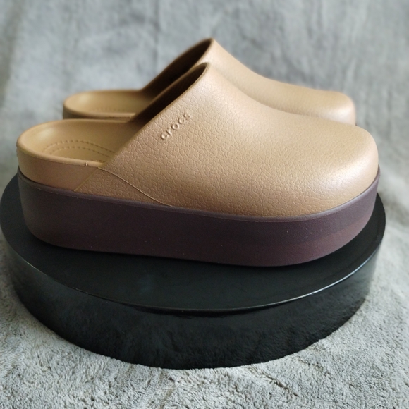 Crocs Women's Size 9 Tan Platform Clogs - Picture 1 of 7